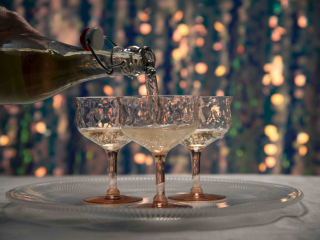 French sparkling wine in pink champagne glasses, Vin mousseux fran&ccedil;ais dans des coupes de champagne roses