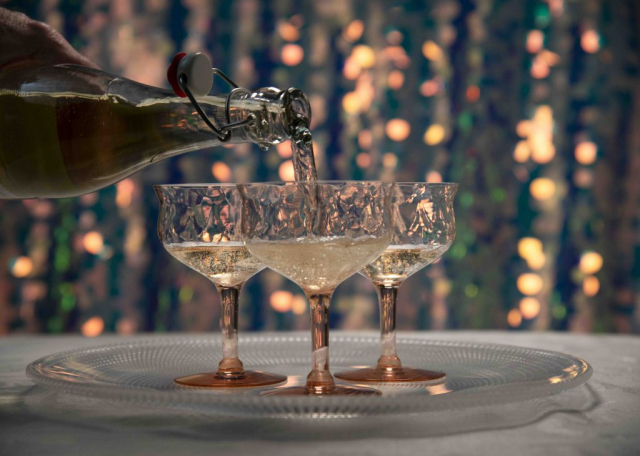 French sparkling wine in pink champagne glasses, Vin mousseux français dans des coupes de champagne roses