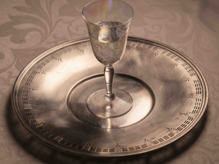 Sparkling wine in iridescent wine glass, Vin mousseux dans un verre &agrave; vin iris&eacute;