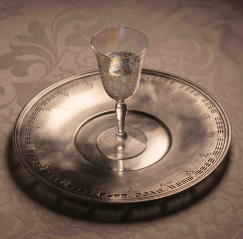 Sparkling wine in iridescent wine glass, Vin mousseux dans un verre à vin irisé