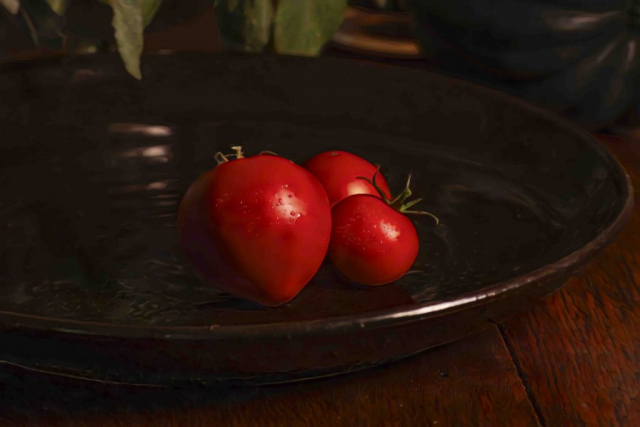 three red tomatoes in brown bowl one shaped like a heart, trois tomates rouges dans un bol brun dont une en forme de cœur