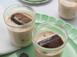 Irish cream with coffee ice cubes on a green platter with mints, Cr&egrave;me irlandaise avec gla&ccedil;ons au caf&eacute; sur un plateau vert avec des menthes