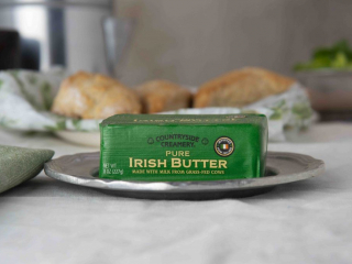 Irish butter in green wrapper with scones, Beurre irlandais dans un emballage vert avec des scones