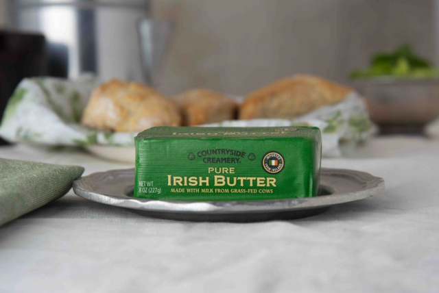 Irish butter in green wrapper with scones, Beurre irlandais dans un emballage vert avec des scones