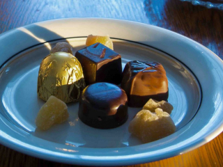 mixed chocolates in natural light, chocolats m&eacute;lang&eacute;s &agrave; la lumi&egrave;re naturelle
