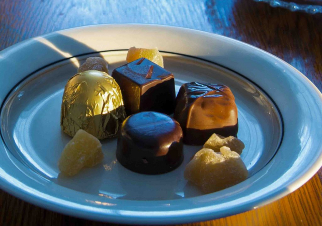 mixed chocolates in natural light, chocolats mélangés à la lumière naturelle