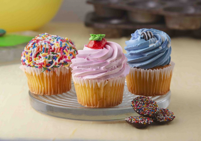 multicolored cupcakes, petits gâteaux multicolores