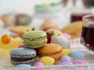 pastel macarons with surgared almonds, macarons pastel aux amandes surgel&eacute;es