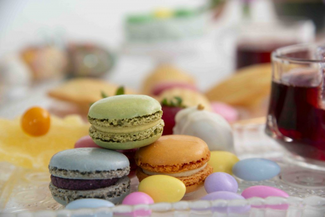 pastel macarons with surgared almonds, macarons pastel aux amandes surgelées