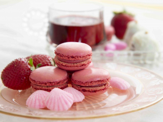 pink macarons with red punch and pink sugar mints, macarons roses avec punch rouge et menthes roses en sucre