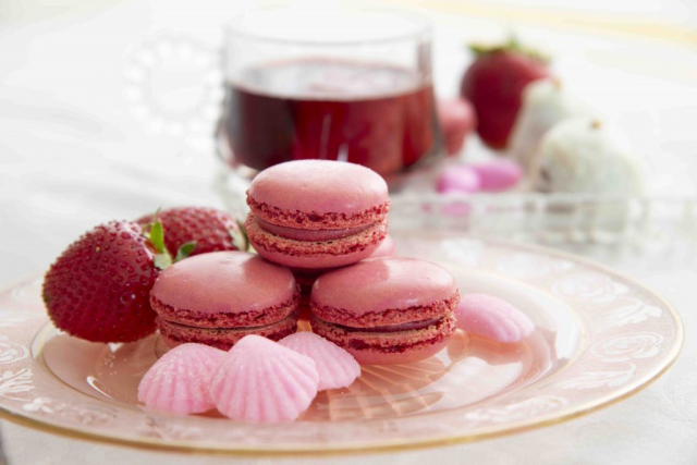 pink macarons with red punch and pink sugar mints, macarons roses avec punch rouge et menthes roses en sucre