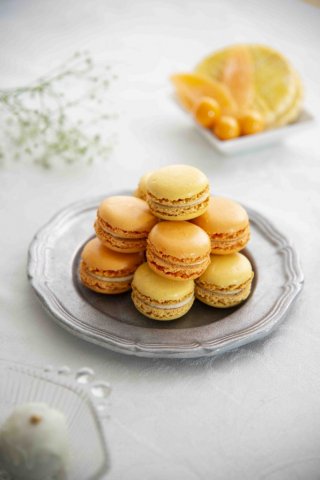 yellow and orange macarons on pewter plate, macarons jaunes et orange sur assiette en étain
