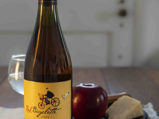 Red Bicyclette wine with apple and cheese, Vin rouge Bicyclette avec pommes et fromage