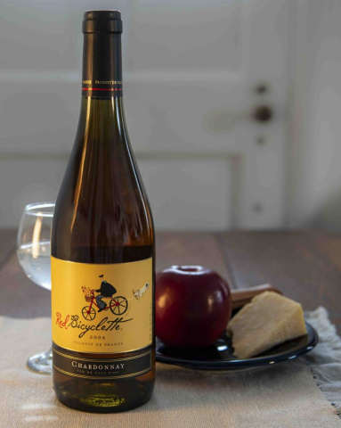 Red Bicyclette wine with apple and cheese, Vin rouge Bicyclette avec pommes et fromage