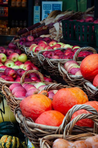 Apples and squash in baskets in the fall, Pommes et courges dans des paniers à l'automne