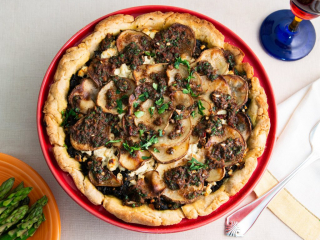 Potato tart in red dish, Tarte aux pommes de terre dans un plat rouge
