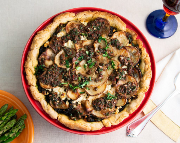 Potato tart in red dish, Tarte aux pommes de terre dans un plat rouge