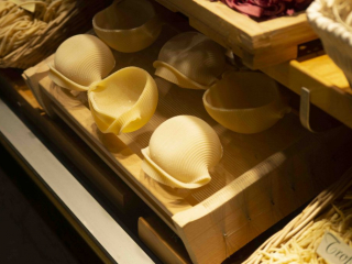 Dried pasta shells in Venitian shop window at night. Coquilles de p&acirc;tes s&eacute;ch&eacute;es dans la vitrine d'un magasin v&eacute;nitien la nuit.