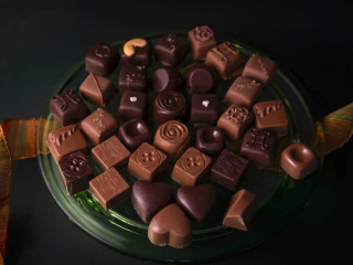 mixed dark and milk chocolates, m&eacute;lange de chocolats noir et au lait