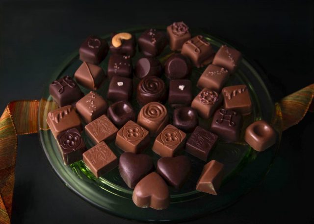 mixed dark and milk chocolates, mélange de chocolats noir et au lait