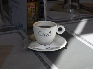 coffee cup in use, tasse &agrave; caf&eacute; en cours d'utilisation