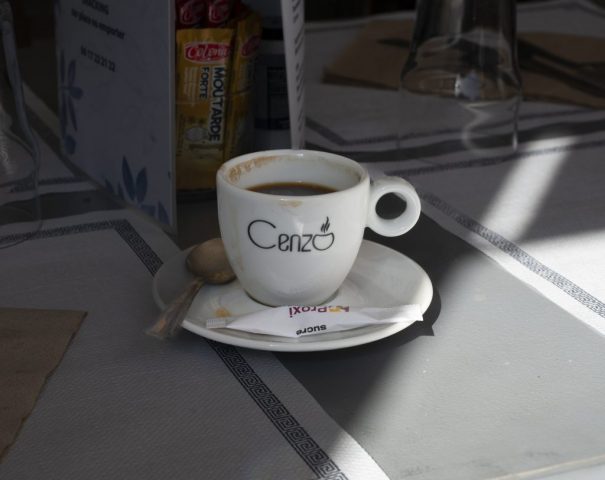 coffee cup in use, tasse à café en cours d'utilisation